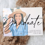 Chic Script H Photo Graduparty White Kaart<br><div class="desc">Geniet van het enthousiasme van uw gasten om uw afstudeerpartij bij te wonen met uw coole Uitnodigingen van de Partij van de Fotografie van het Manuscript H.</div>