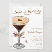 Chic Script Love is Brewing Martini Bruidsfeest Kaart (Voorkant)