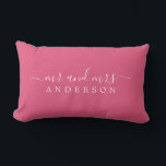 Chic Script Mijnheer Mevrouw Hot Pink Pasgetrouwd  Kussen<br><div class="desc">Chique, modern monogram roze kussen met de tekst Dhr en Mevrouw in wit elegant schrift. Voeg eenvoudig uw gezamenlijke achternaam toe. Perfect luxe cadeau voor het pasgetrouwde stel. Exclusief voor u ontworpen door Happy Dolphin Studio. Als u hulp nodig heeft of bijpassende producten, neem dan contact met ons op via...</div>