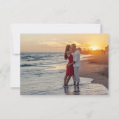 Chic Script Monogram Huwelijksreactiekaart Save The Date (Achterkant)