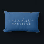 Chic Script Mr Mrs Blauw Nieuwgetrouwd Monogram Kussen<br><div class="desc">Chic, modern monogram blauwe kussen met de tekst Mr en Mrs in witte elegante script. Voeg eenvoudig uw getrouwde naam toe. Perfect luxe cadeau voor het pasgetrouwde stel. Exclusief voor u ontworpen door Happy Dolphin Studio. Als u hulp nodig heeft of bijpassende producten, neem dan contact met ons op via...</div>