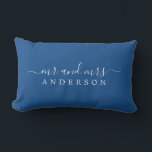 Chic Script Mr. Mrs Blue Pas getrouwd Monogram Kussen<br><div class="desc">Grafisch, modern monogram blauw kussen met de tekst Mr en Mrs. in wit elegant script. Voeg gewoon je getrouwde naam toe. Perfect luxe cadeau voor het pas gehuwde koppel. Exclusief voor u ontworpen door Happy Dolphin Studio. Neem contact met ons op via happydolphinstudio@outlook.com als je hulp of overeenkomende producten nodig...</div>