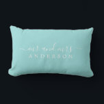 Chic Script Mr Mrs Bright Blue Pas getrouwd Monogr Kussen<br><div class="desc">Chic, modern monogram turquoise blauw kussen met de tekst Mr en Mrs in wit elegant schrift. Voeg gewoon je getrouwde naam toe. Perfect luxe cadeau voor het pas gehuwde koppel. Exclusief voor u ontworpen door Happy Dolphin Studio. Neem contact met ons op via happydolphinstudio@outlook.com als je hulp of overeenkomende producten...</div>