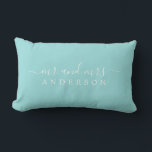 Chic Script Mr Mrs Bright Blue Pas getrouwd Monogr Kussen<br><div class="desc">Chic, modern monogram turquoise blauw kussen met de tekst Mr en Mrs in wit elegant schrift. Voeg gewoon je getrouwde naam toe. Perfect luxe cadeau voor het pas gehuwde koppel. Exclusief voor u ontworpen door Happy Dolphin Studio. Neem contact met ons op via happydolphinstudio@outlook.com als je hulp of overeenkomende producten...</div>
