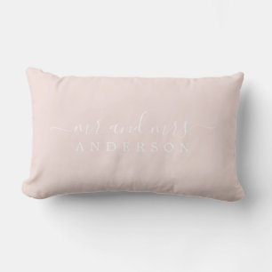 Chic Script Mr. Mrs. Pastel Pink Pas getrouwd Mono Kussen