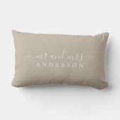 Chic Script Mr. Mrs Shiitake Gray Pas getrouwd Mon Kussen (Achterkant)
