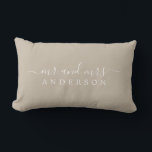 Chic Script Mr. Mrs Shiitake Gray Pas getrouwd Mon Kussen<br><div class="desc">Chique, modern monogram shiitake grijs kussen met de tekst meneer en mevrouw in wit elegant script. Voeg gewoon je naam toe. Perfect luxe cadeau voor het pasgetrouwde paar. Exclusief voor u ontworpen door Happy Dolphin Studio. Als u hulp of bijpassende producten nodig heeft, neem dan contact met ons op via...</div>