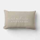 Chic Script Mr. Mrs Shiitake Gray Pas getrouwd Mon Kussen (Voorkant)