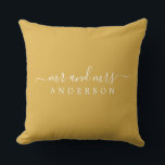 Chic Script Mr. Mrs Yellow Ochre Pas getrouwd Mono Kussen<br><div class="desc">Een moderne monogrammaticale kussen met de tekst Mr. en Mrs. in wit elegant script op een gele ochre achtergrond. Voeg gewoon je getrouwde naam toe. Perfect luxe cadeau voor het pas gehuwde koppel. Neem contact met ons op via happydolphinstudio@outlook.com als je hulp of overeenkomende producten nodig hebt. We helpen je...</div>
