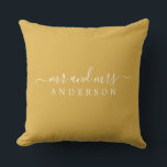 Chic Script Mr. Mrs Yellow Ochre Pas getrouwd Mono Kussen<br><div class="desc">Een moderne monogrammaticale kussen met de tekst Mr. en Mrs. in wit elegant script op een gele ochre achtergrond. Voeg gewoon je getrouwde naam toe. Perfect luxe cadeau voor het pas gehuwde koppel. Neem contact met ons op via happydolphinstudio@outlook.com als je hulp of overeenkomende producten nodig hebt. We helpen je...</div>