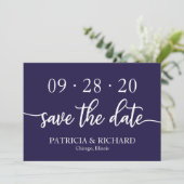 Chic Script Navy Blue Wedding Save the Date Kaart (Staand voorkant)