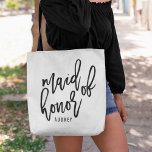 Chic Script Specialized Maid of Honor Tote Bag<br><div class="desc">Geef je dienstmeisje eer met deze super schattige gepersonaliseerde canvas tas! Het rendabele en moderne zwarte en witte ontwerp kenmerkt "dienstmeisje van eer"in zwarte handgeschreven manuscripttypografie. Eenvoudig aan te passen met de naam van uw dienstmeisje in het opgegeven veld sjabloon.</div>