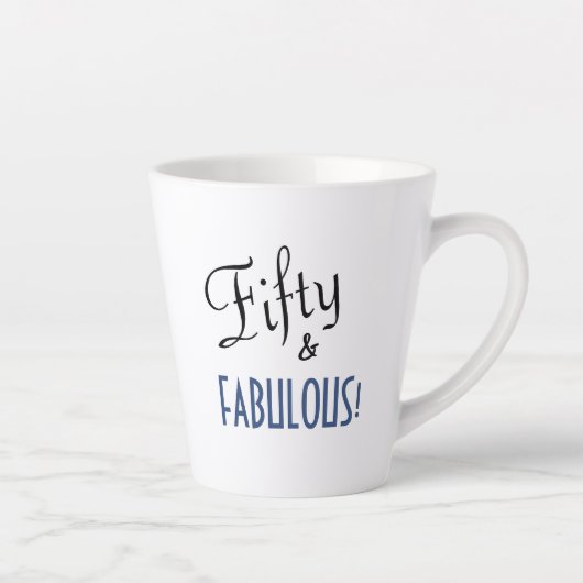 Chic Script Typography Fifty & FABULOUS! Birthday Latte Mok (Rechts)