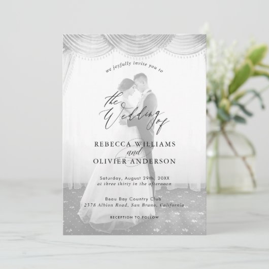 Chic Script Zwart-wit Overlay Foto Wedding Kaart (Staand voorkant)