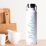 Chic Seafoam Groene Naam Handgeschreven Script Cus Waterfles<br><div class="desc">Een chique zeeschuimgroene gepersonaliseerde monogram waterfles voor een meisje of man die houdt van eenvoudige,  handgeschreven geschenken. Mooi cursief schrift aan de zijkant van je flesje dat jouw naam uitspreekt.</div>