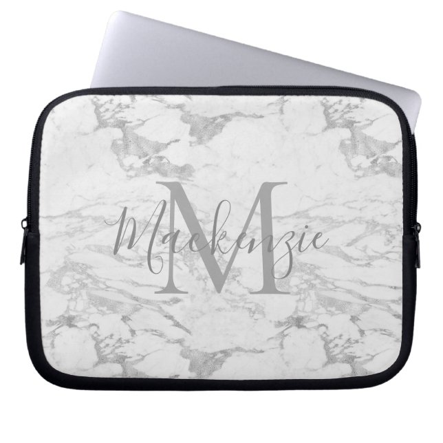 Chic Silver Foil Marble Monogram Laptop Sleeve (Voorkant)