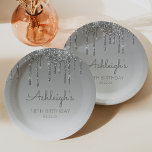 Chic Silver Glitter Drip 18e verjaardag Papieren Bordje<br><div class="desc">Deze stijlvolle,  elegante papieren borden van het 18e verjaardagsfeestje zijn voorzien van een dunne zilveren faux glitter drip border en een zilveren ombre achtergrond. Personaliseer hen met de naam van de gast van eer in grijs handschrift manuscript,  met haar verjaardag en datum hieronder in sans serif doopvont.</div>