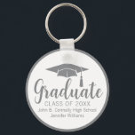 Chic Silver Grey Afstuderen Custom 2025 Afstuderen Sleutelhanger<br><div class="desc">Deze aangepaste zilveren afstuderen sleutelhanger is voorzien van uw middelbare school of hogeschool naam voor de klas van 2025. Pas je aan met je afstudeerjaar onder het chique handgeschreven script en het moderne grijs afstudeerders pet voor een geweldige gepersonaliseerde afstudeerpartijgunst.</div>