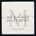 Chic Silver Monogram de Naam van het Manuscript We Stenen Onderzetter<br><div class="desc">Chic, modern zwart monogrammed stone onderzetter met de tekst Mr. en mrs en uw getrouwde naam en het jaar dat is ingesteld in zwarte elegante handgeschreven scriptkalligrafie met een zilvergrijs monogram. Voeg gewoon jouw naam, monogram en jaar toe, zoals hieronder vastgesteld. Stijlvol ontwerp en perfecte luxe cadeau voor het pas...</div>