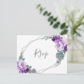Chic Silver Paarse Floral Eucalyptus Wedding RSVP Briefkaart (Staand voorkant)