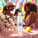 Chic Social Club Tennis Vrijgezellenweekend Waterfles<br><div class="desc">Blijf gehydrateerd in stijl met deze Chic Social Club waterfles, met elegante tennismotieven en roze en witte strepen. Ideaal voor vrijgezellenweekenden, tennisuitjes of pickleball-wedstrijden, deze fles combineert praktische bruikbaarheid met sophisticatie. Een geweldig cadeau voor de aanstaande bruid of haar gasten, het is perfect voor sportieve vieringen of als aandenken aan...</div>