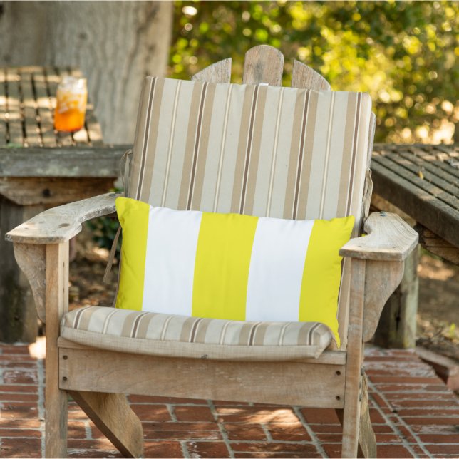 Chic Spring Yellow Retro Bold Mod Stripes Patroon Buitenkussen (Stoel)