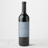Chic Stofblauw Monogram Huwelijk Wijn Etiket (Voorkant)