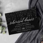 Chic String Lights Rehearsal Dinner Invitation Kaart<br><div class="desc">Onze elegante repetitieve avondmaaltijd of cocktailparty uitnodigingen in zwart-wit en zwart-wit hebben een rijke zwarte achtergrond met tekenreeksen van witte lichten bovenaan, en "repetitief diner" in de typografie van het chique kalligrafische script. Pas je aan met je ceremonie repetitie en repetitieve diner details onder. Omvat ruimte voor de repetitietiming en...</div>