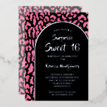 Chic Sweet 16 Luipaard Print Verjaardag Goud Folie Uitnodiging<br><div class="desc">Vier de mooie mijlpaal van zestien jaar met stijlvolle uitnodigingen met je feestdetails in echte zilveren folie op een chique roze en zwarte luipaardprint achtergrond. Deze uitnodiging wordt professioneel afgedrukt op hoogwaardig papier. Overeenkomende items in ons collectie.</div>