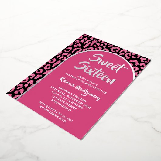 Chic Sweet 16 Luipaard Print Verjaardag Zilver Folie Uitnodiging (Gedraaid)
