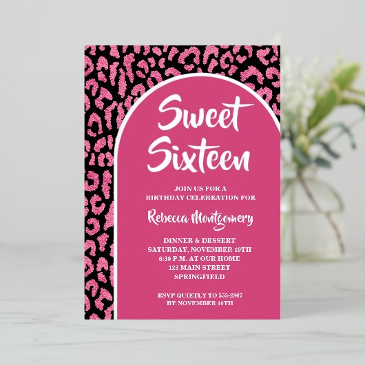 Chic Sweet 16 Luipaard Print Verjaardag Zilver Folie Uitnodiging (Staand Voorkant)