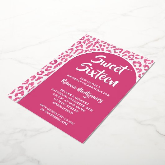 Chic Sweet 16 Luipaard Print Verjaardag Zilver Folie Uitnodiging (Gedraaid)
