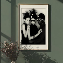 Chic Synergy: avant-gardistisch monochroom trio Poster