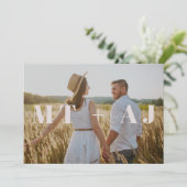 Chic Taupe Monogram Overlay Foto opslaan Datum (Staand voorkant)