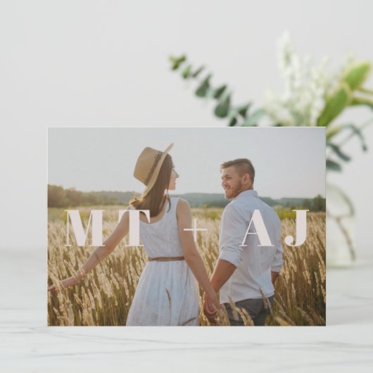 Chic Taupe Monogram Overlay Foto opslaan Datum (Staand voorkant)