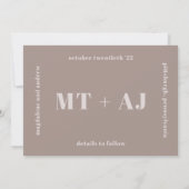 Chic Taupe Monogram Overlay Foto opslaan Datum (Achterkant)