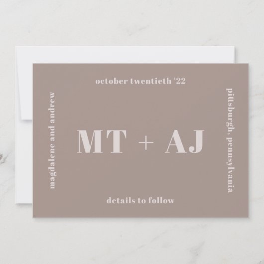 Chic Taupe Monogram Overlay Foto opslaan Datum (Achterkant)