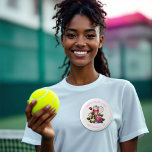 Chic Tennis Social Club Vrijgezellenweekend Ronde Button 5,7 Cm<br><div class="desc">Maak uw vrijgezellenfeest onvergetelijk met deze chique "Social Club" knop. Met elegante bloemenaccenten,  tennisdetails en een motief van champagneglas is deze knop perfect voor het toevoegen van een stijlvolle toets aan uw feest. Ideaal als feestgunst,  naamplaatje of aandenken voor een verfijnd weekend met een preppy-thema.  voor uw speciale evenement!</div>
