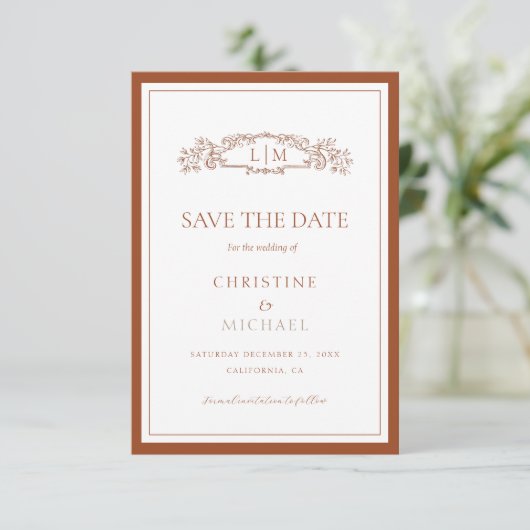 Chic Terracotta botanische kam monogram bruiloft Save The Date (Staand voorkant)