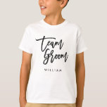 Chic Trendy Brush Zwart Script Team Groom T-shirt<br><div class="desc">T-shirt met de woorden "Team Groom" in chique trendy borstelzwart script dat perfect is voor de ringdrager. Zie voor andere overeenkomende items hier https://www.zazzle.com/collections/119250194970828530?rf=238364477188679314 Personaliseer het door de tekst voor de plaatsaanduiding te vervangen. Voor meer opties, zoals het wijzigen van het lettertype en de grootte, kleur of de afstand tussen...</div>
