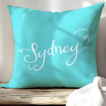 Chic Turquoise & White Sydney Typografie Kussen<br><div class="desc">Verfris uw ruimte met dit chique turquoise werpkussen met "Sydney" in elegante witte typografie. Perfect voor het toevoegen van een vleugje moderne flair en op reizen geïnspireerde inrichting aan uw woonkamer, slaapkamer of gezellige hoek. Dit stijlvolle kussen viert de iconische Australische stad en voegt een pop van kleur en charme...</div>