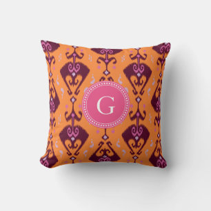 Chic vrouwelijk oranje ikat tribal patroon monogra kussen