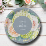 Chic Waterverf Florals Dusty Blue Wedding Papieren Bordje<br><div class="desc">Mooie waterverf witte en groene hydrangea's,  roze en roomkleurige rozen,  madeliefjes,  kleine bloesems en bladeren op stoffig blauw,  personaliseer deze papieren borden voor uw bruiloft,  vrijgezellenfeest,  verlovingsfeest,  met uw details in witte hoofdletters. Punten in onze winkel koppelen.</div>