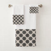 Chic Wheel Pattern Mocha Brown Bad Handdoek (Insitu)