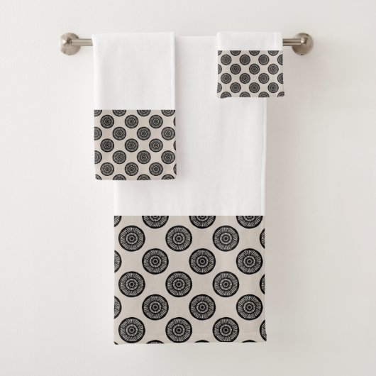 Chic Wheel Pattern Mocha Brown Bad Handdoek (Insitu)