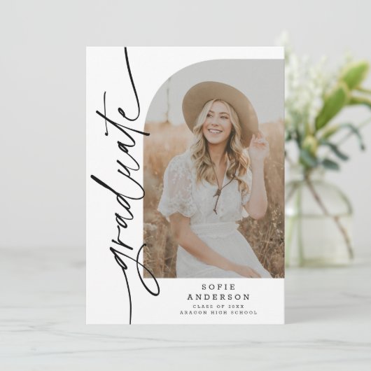 Chic White & Black Script Arch Afstuderen Foto Aankondiging (Staand voorkant)