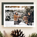 Chic White & Green Happy Christmas Feestdagenkaart<br><div class="desc">Dit elegante en rustieke kerstkaartontwerp vangt een sereen wintermoment, met een gezin omringd door een besneeuwd landschap. Het witte en groene kleurenpalet voegt een moderne maar gezellige touch toe aan het feestelijke thema. Op de voorkant staat een vrolijk "We Wish A Very Happy Christmas" in een delicaat script, terwijl de...</div>