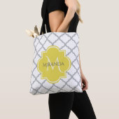 Chic White Grey Quatrefoil Geel Monogramnaam Tote Bag (Dichtbij)
