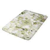 Chic White Hydrangea Sage Green Monogram Bath Mat (Gekanteld)