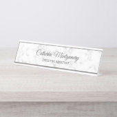 Chic White Marble met grijs Script Typografie Bureau Naambordje (Voorkant)